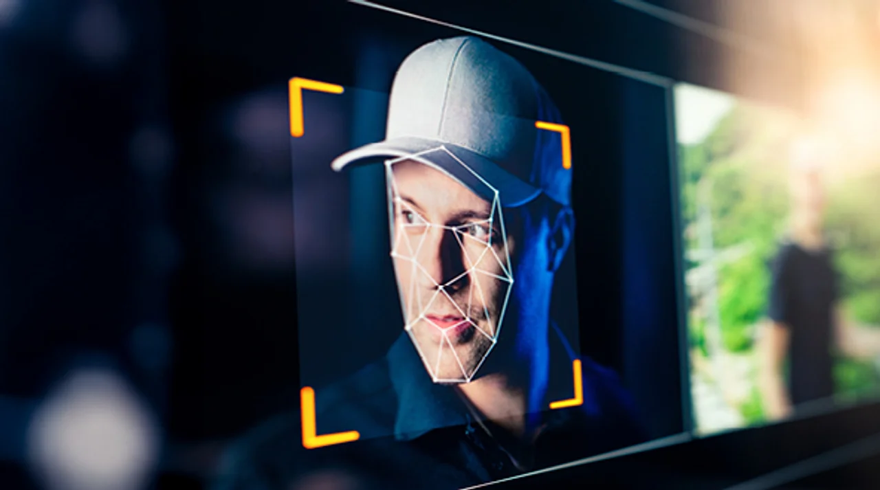 Gesicht eines Mannes mit Schildkappe, das in einer Software zur Gesichtserkennung analysiert wird