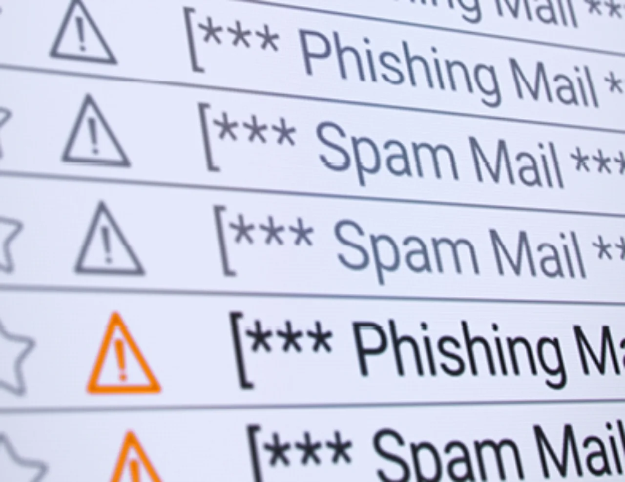 Nahaufnahme eines Posteingangs mit Spam- und Phishing-E-Mails